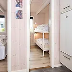 6 Person In Hemmet-by Traum Falen