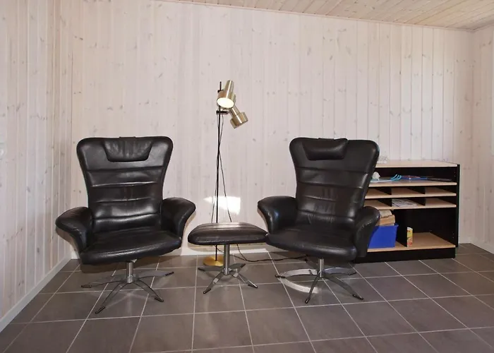6 Person In Hemmet-by Traum *